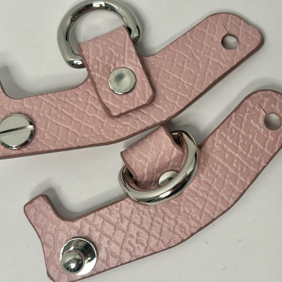 Crossbody leather strap set to transform bags or pouches, pink, silver hardware - Picture 8 of 11
